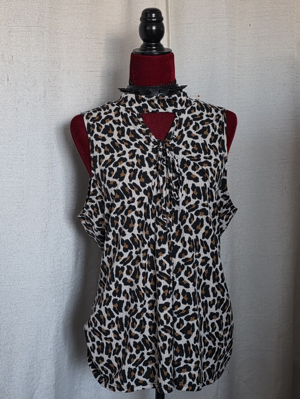 Sleeveless Leopard Print Tie-Neck Top